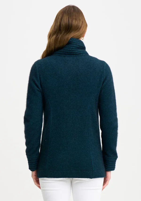 1438-SelwynJacket-Peacock-MM2425-Helena-04 Merinomink - Selwyn Jacket
