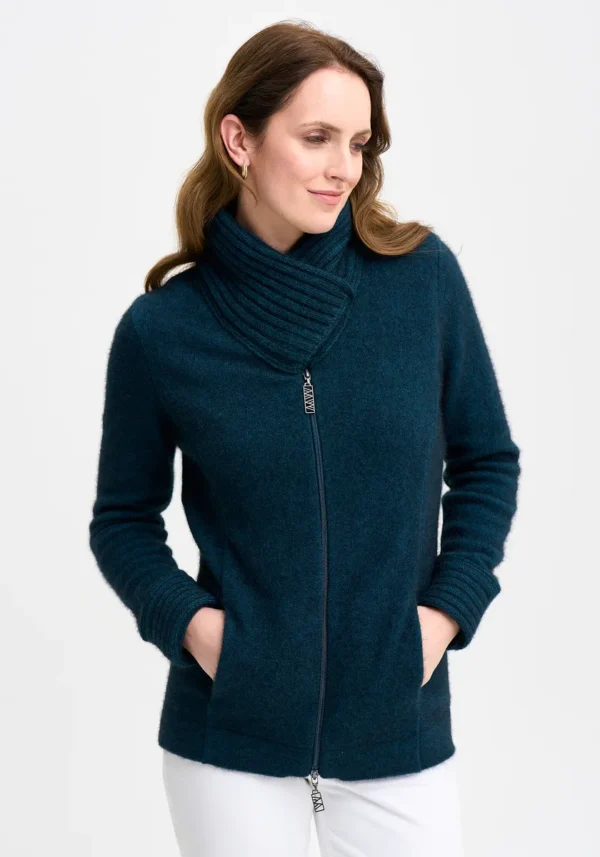 1438-SelwynJacket-Peacock-MM2425-Helena-23 Merinomink - Selwyn Jacket