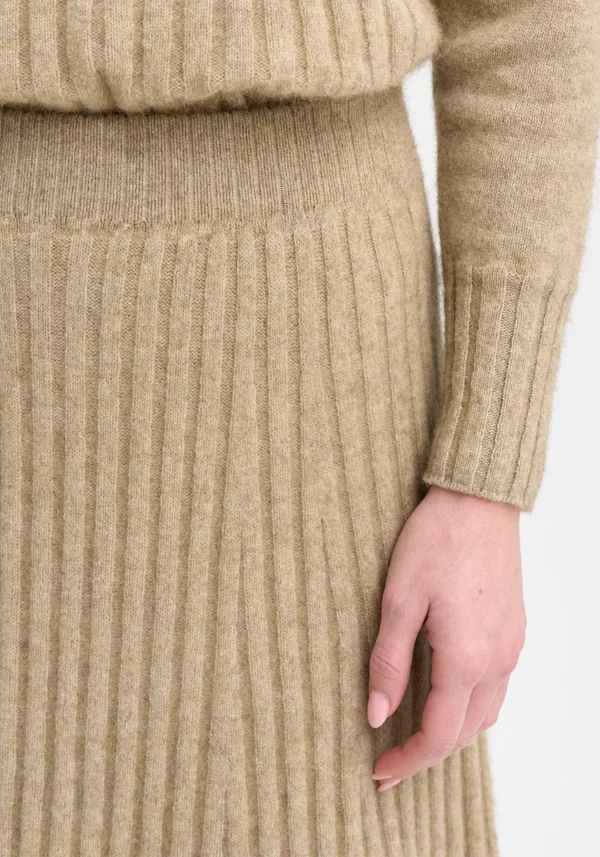 845-100211-EmiliaSkirt-Latte-MM2425-Helena-28 Merinomink - Emilia Knit Skirt