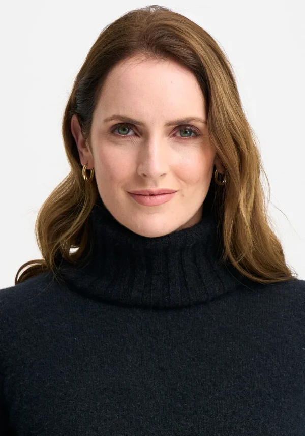 845-0610-EssentialSnood-Jet-MM2425-Helena-02 Merinomink - Essential Snood