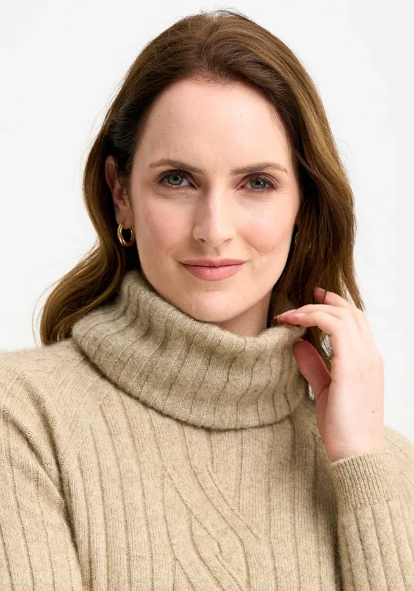845-0610-EssentialSnood-Latte-MM2425-Helena-05 Merinomink - Essential Snood